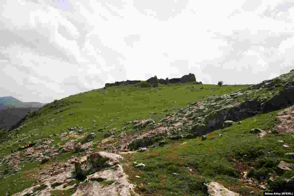 Amma elə həmin tarixin bir hissəsi olaraq bu gündə olması, tarixin qaranlığına tərk edilməsi ürəkağrıdıcıdır. Kim bilir, bəlkə də burada araşdırmalar lazımınca aparılmış olsaydı ölkə tarixinin hansısa dövrü üçün maraqlı səhifələr yazılacaqdı.