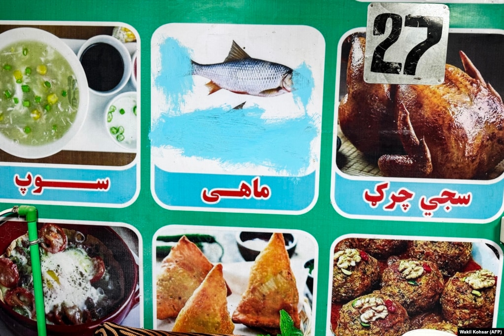 Një menu ushqimore në provincën jugore të Helmandit shfaq atë që AFP-ja e ka përshkruar si një peshk të “censuruar”.Më 8 janar, Qendra e Gazetarëve në Afganistan njoftoi se talibanët kanë nisur të zbatojnë ndalesën në provincën qendrore të Uruzganit, duke bërë që në 24 nga 34 provincat e Afganistanit të zbatohet ligji që ndalon imazhet e qenieve të gjalla.