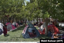 Menekült családok sátortábora a kabuli Vazir Akbar Khan-mecset közelében 2021. augusztus 13-án