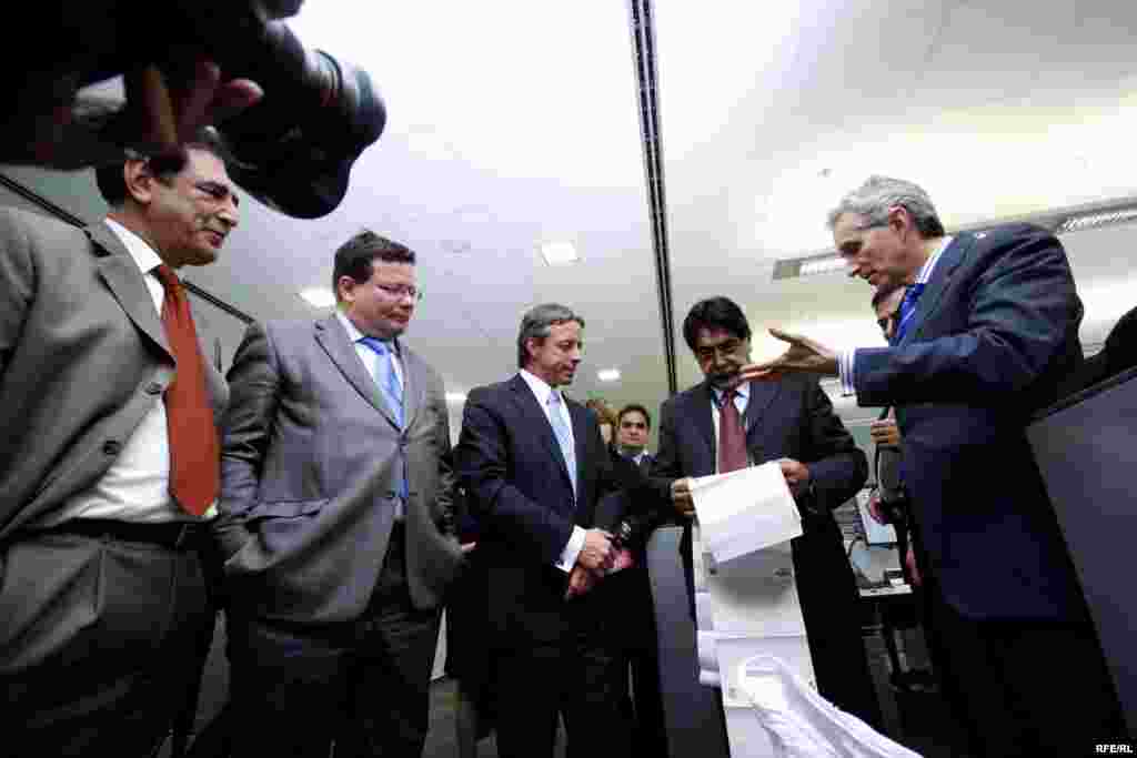 د ازادۍ راډیو مرکزي دفتر ته راغلي یو شمیر میلمانه د اوریدونکیو لیکونه ګوري 