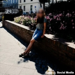 O fotografie postată pe social media o înfățișează pe soția unui fost șef de închisoare din Belarus într-un oraș din nordul Germaniei.