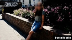 Fotografija objavljena na društvenim mrežama prikazuje suprugu bivšeg beloruskog zatvorskog čuvara u provincijskom nemačkom gradu.