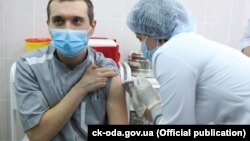 Євген Горенко отримав перше щеплення від коронавірусу в Україні