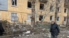Последствия от атака с дрон срещу жилищна сграда в Николаев