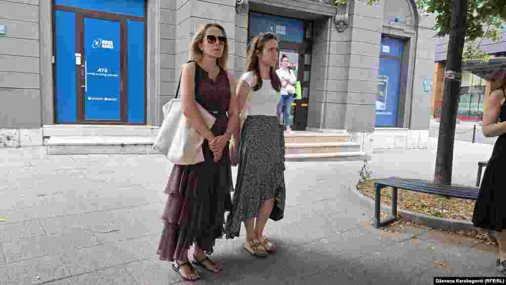 Pješaci i brojni strani turisti stajali su bez riječi na glavnoj sarajevskoj Titovoj ulici.