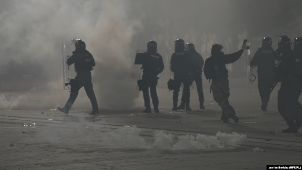 Tensionet mes protestuesve dhe policisë vazhduan për disa orë në rrugët pranë Kuvendit në Prishtinë.