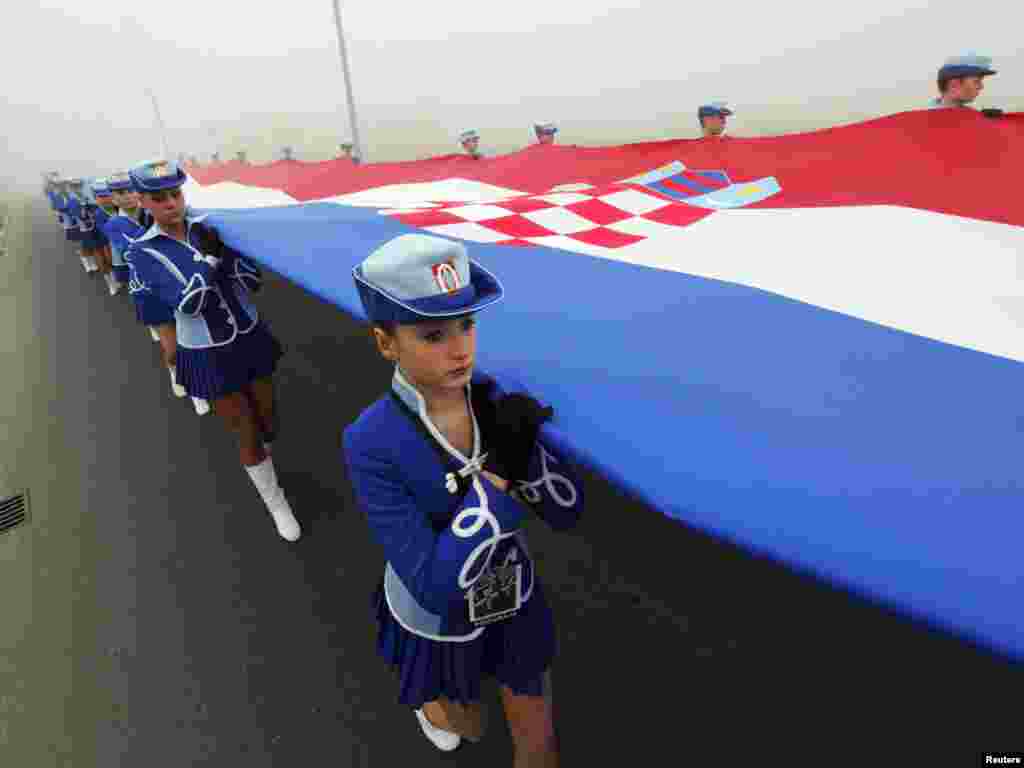 Majorettes walk with the Croatian national flag through the streets of Vukovar on November 18 during a ceremony to mark the 20th anniversary of Vukovar&#39;s fall, one of the darkest chapters of Croatia&#39;s 1991-95 war. (REUTERS/Nikola Solic)