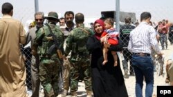 Mosuldan qaçan iraqlılar İrbil keçid məntəqəsində yoxlanır, 11 iyun