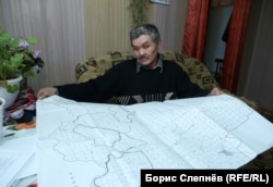 Владимир Скорняков с картой охотугодий