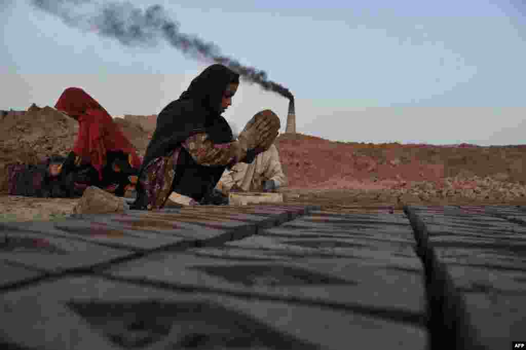 Afganistan - Rad u ciglani, provincija Nangarhar, 20. maj 2013. Foto: AFP / Noorullah Shirzada 