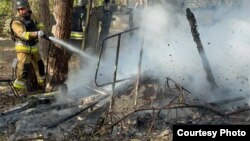 მეხანძრეები აქრობენ ზაპოროჟიეს რაიონში, დასასვენებელი ბაზის ტერიტორიის დაბომბვის შედეგად გამოწვეულ ხანძარს. 2025 წლის 6 აგვისტო