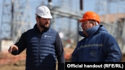 Ministrul Energiei, Dorin Junghietu (stânga), vizitând stația electrică de la Vulcănești, în sudul țării, pe 24 martie 2026, după o lovitură rusă asupra liniilor electrice de peste graniță, în Ucraina