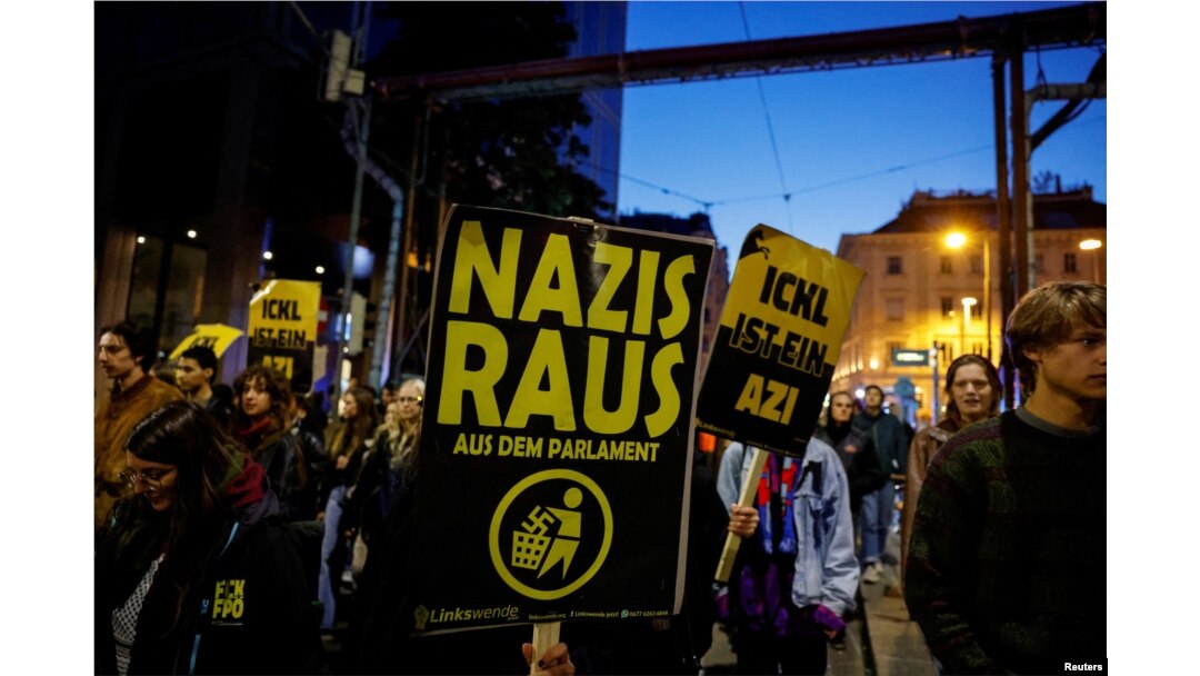 Protest împotriva FPO, cu mesajul „Afară naziștii din parlament", Viena, 29 septembrie.
