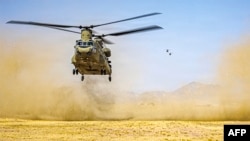 Një helikopter i ushtrisë amerikane gjatë një fluturimi rutinor në Lindjen e Mesme. 