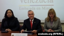 Амэрыка Дыяс Нуньес (у цэнтры)