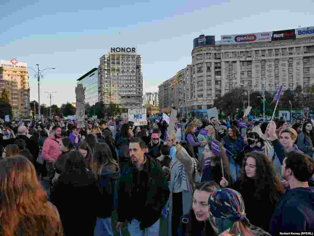 Marșul s-a încheiat în Piața Victoriei.&nbsp; Manifestații au mai fost și în Iași, Timișoara și Baia Mare. La Cluj-Napoca, evenimentul se desfășoară în 27 octombrie.