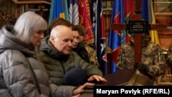 Мама і дідусь біля домовини сина і внука Юрія Бондаренка