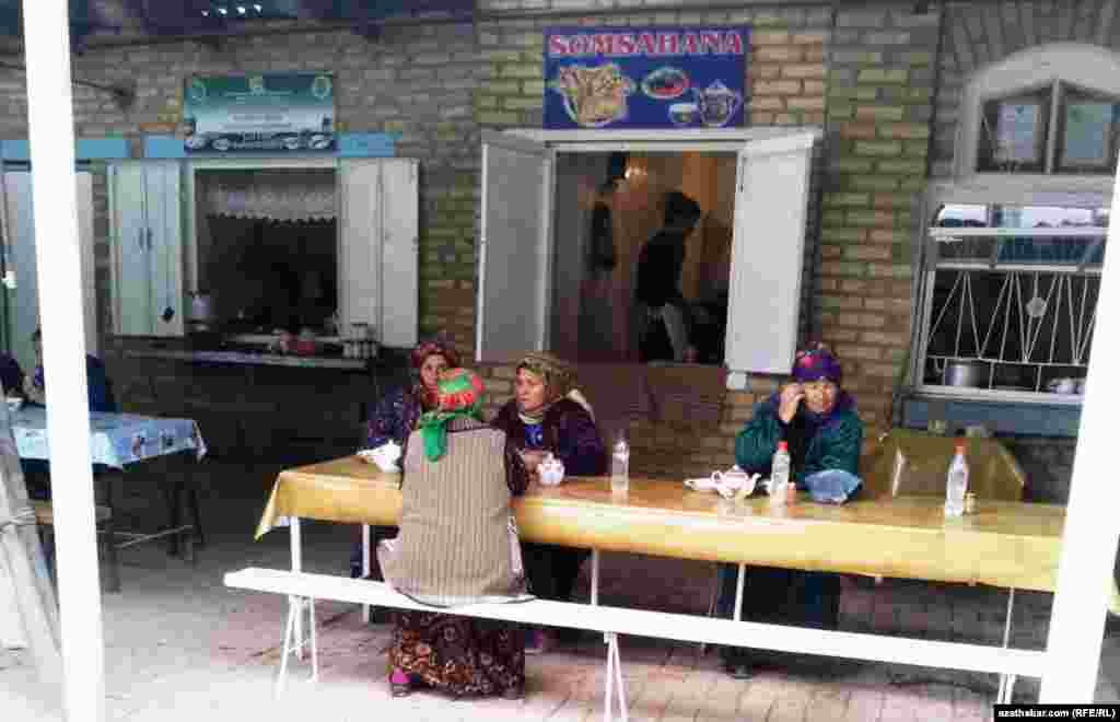 Agyr iş gününiň aralygynda türkmen daýzalary çaý-çörek edinýärler