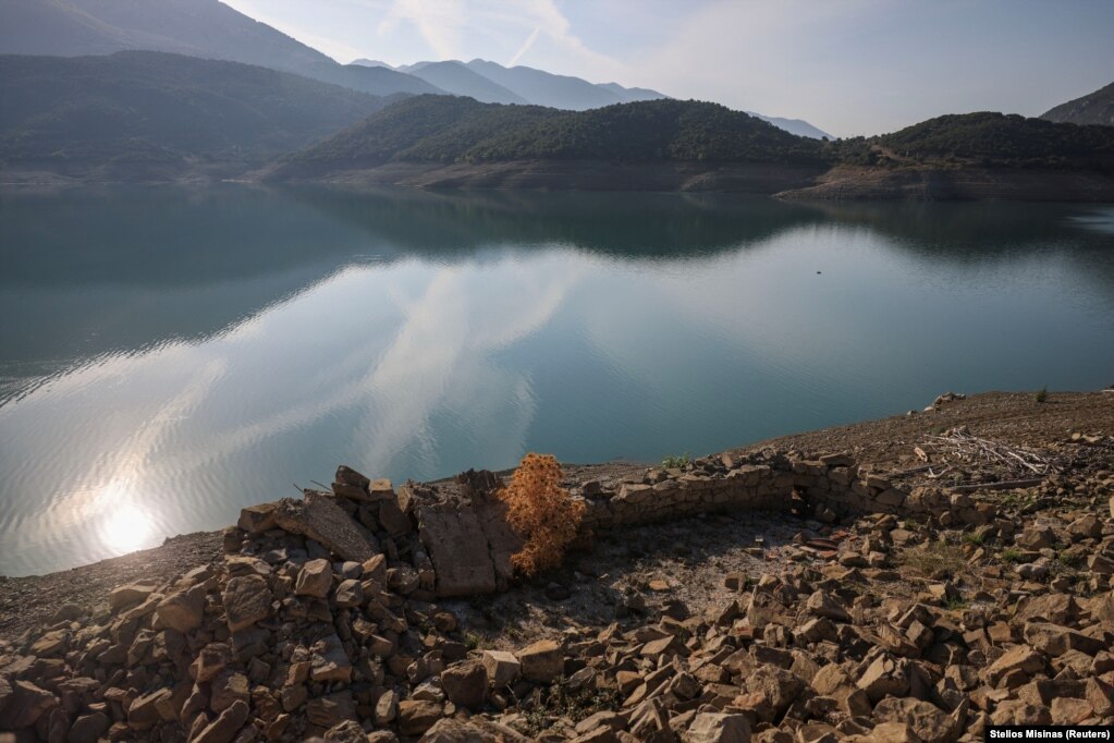 Kryetari i bashkisë së Doridës, Dimitris Giannopoulos, u shpreh i shqetësuar se niveli i ujit po bie dita-ditës.