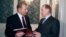 Спілкування Леоніда Кучми і Володимира Путіна під час інавгурації президента України на другий термін, 1999 рік (архівне фото)