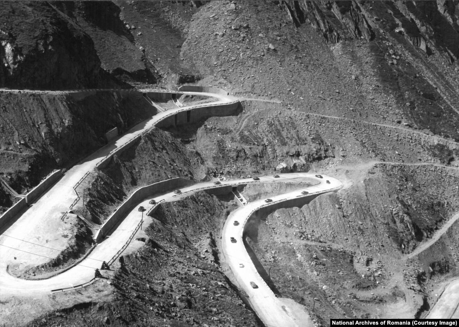 Rruga Transfagarasan e fotografuar pak pas hapjes së saj në shtator të vitit 1974.