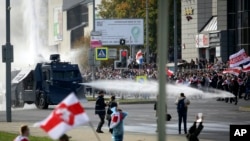 Policija koristi vodeni top protiv demonstranata na mitingu u Minsku posle predsedničkih izbora u avgustu 2020. na kojima je Aleksandar Lukašenko proglasio pobedu uprkos tvrdnjama opozicionih lidera da su glasanja nameštena.