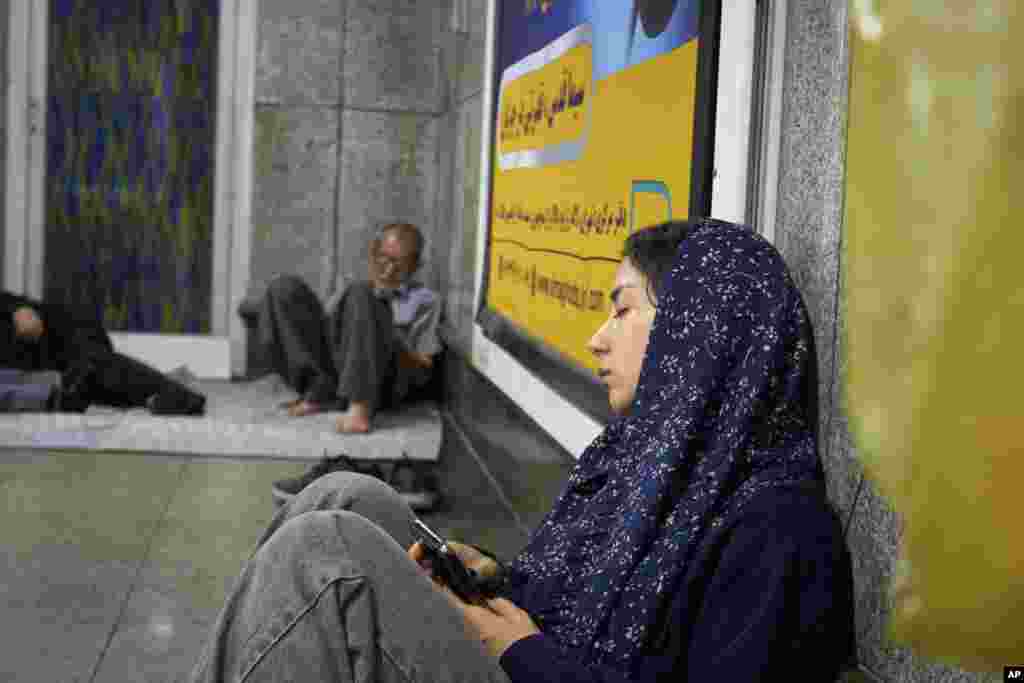 مردم روی زمین یا زینهها لحاف و پتو پهن میکردند یا مینشستند و درحالیکه صدای جتهای جنگنده و انفجارها از جادههای بالای سرشان شنیده میشد، در تلیفونهایشان میگشتند.