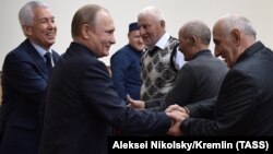 Врио главы Дагестана Владимир Васильев и президент РФ Владимир Путин во время встречи с представителями общественности республики, 13 марта 2018 года