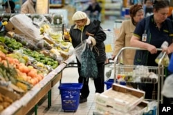 Oamenii cumpără fructe de la un supermarket din Moscova pe 3 noiembrie 2023.