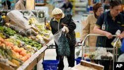Жени пазаруват плодове в московски супермаркет, 3 ноември 2023 г.