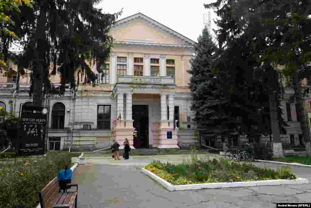 Clădirea în care, în 1918, s-a votat Unirea Basarabiei cu România găzduiește astăzi Academia de Muzică, Teatru și Arte Plastice din Chișinău. Proiectată de arhitectul Vladimir Țâganco, construcția a fost finalizată în 1902, inițial funcționând ca Gimnaziul nr. 3 pentru băieți. În timpul Primului Război Mondial, aceasta a fost transformată într-un spital militar. După 1933, clădirea a devenit parte a Facultății de Agronomie a Universității din Iași și, în 1945, a fost preluată de Institutul Agricol din Chișinău. În timpul celui de-al Doilea Război Mondial, a suferit daune, dar a fost restaurată în anii ’50.