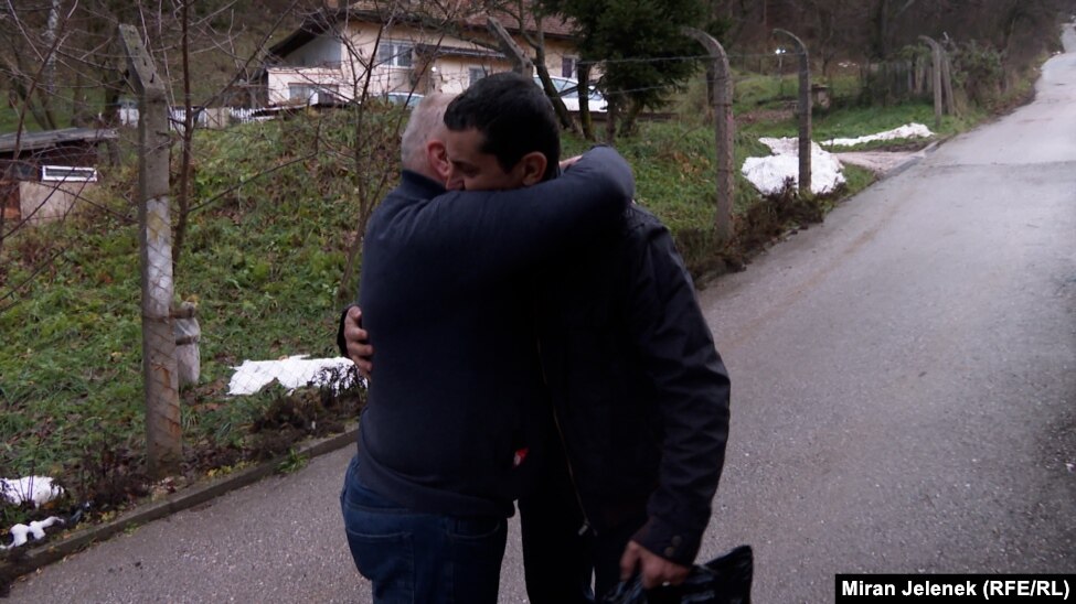 Hasani dhe Elvedini - më shumë se 30 vjet pasi plumbi i një snajperi i lidhi përgjithmonë.
