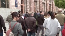 «Կառուցապատողի սնանկությունից հետո սեփականության վկայականներ չենք կարողանում ստանալ». ակցիա կառավարության շենքի մոտ