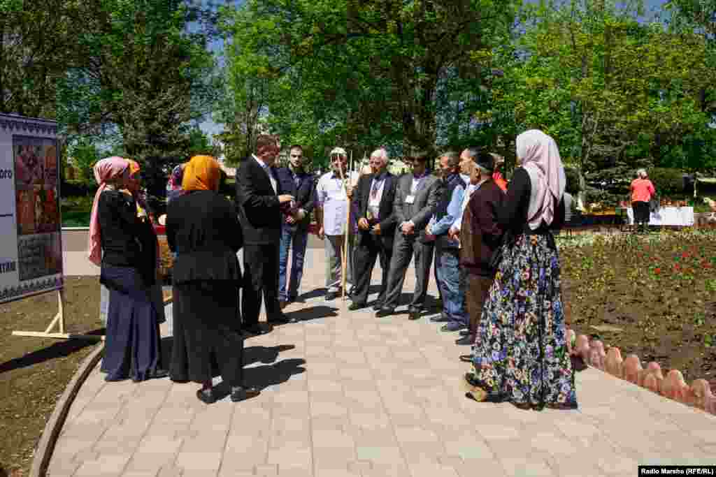 Пхьар ву шен белхан къайленаш йовзуьйтуш хьовсархошна.