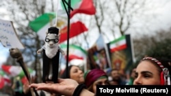 Lutka koja prikazuje iranskog vrhovnog vođu ajatolaha Alija Hamneija na protestima u znak podrške vojnoj akciji protiv iranskog režima u Londonu.
