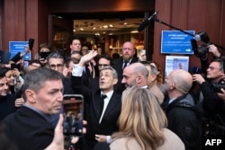 Sarkozy sosește pentru o sesiune de autografe a cărții sale „Jurnalul unui deținut” în ziua lansării acesteia, la librăria Lamartine din Paris, pe 10 decembrie 2025.
