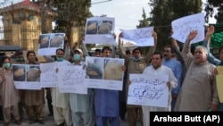 Pakistani journalists protest against the arrest and torture of their colleagues by authorities in Quetta in June 2020.