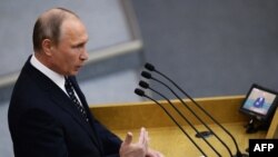 Президент России Владимир Путин выступает перед депутатми Госдумы