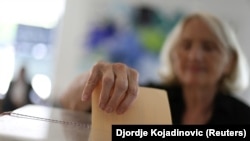 Žena glasa na lokalnim izborima u Beogradu, 2. jun 2024.