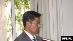 Медеу Ахметкал, директор Института географии, доктор географических наук и профессор, выступает в качестве свидетеля на суде над бывшими руководителями министерства экологии. Астана, 20 июля 2009 года. 