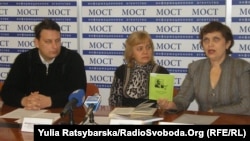 Дослідники дисидентського руху Дніпропетровщини – Владислав Грибовський, Ірина Голуб, Світлана Мартинова з книгою про Сокульського