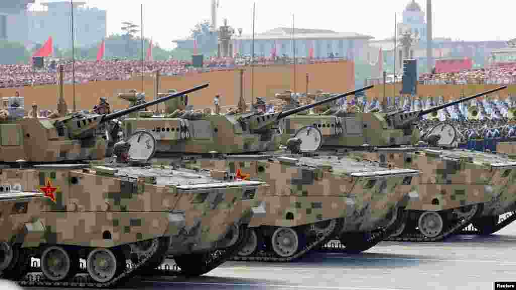 A Tienanmen téren gördülő lánctalpaknak sötét múltja van, ám ezúttal üdvrivalgás fogadta a Kínai Népi Felszabadító Hadsereg tankjait