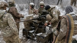 Українські бійці споряджають наземний дрон. Харківщина. 