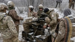 Військовослужбовці 66-ї ОМБр ЗСУ випробовують безпілотний наземний транспортний засіб із встановленим на ньому кулеметом Browning M2. Харківська область, 15 грудня 2025 року