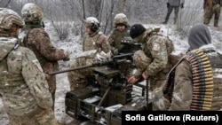 Військовослужбовці 66-ї ОМБр ЗСУ випробовують безпілотний наземний транспортний засіб із встановленим на ньому кулеметом Browning M2. Харківська область, 15 грудня 2025 року