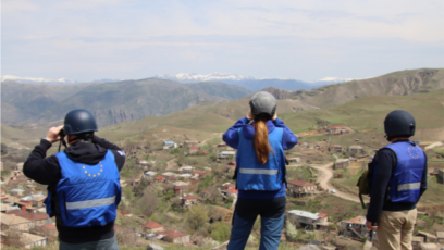 Қыз жігітті қолымен қуантады Сиськи арасындағы трахает