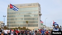 تظاهرکنندگان ضد آمریکایی در کوبا از مقابل سفارت ایالات متحده در هاوانا عبور می‌کنند