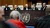 Predsjednica Međunarodnog suda pravde (ICJ) američka advokatica Joan Donoghue razgovara sa kolegama na sudu u Hagu 12. januara 2024. godine, prije rasprave o tužbi za genocid protiv Izraela