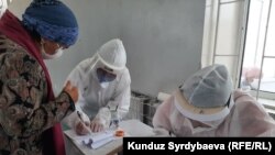 Медики в защитных костюмах в стационаре в Иссык-Кульской области. Иллюстративное фото. 