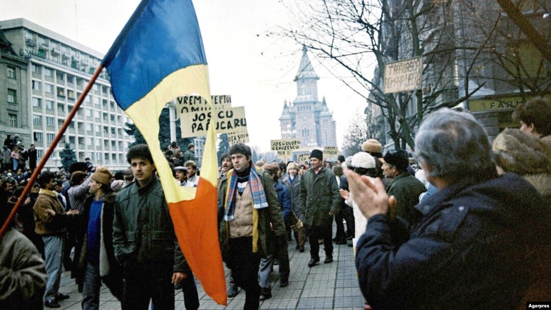 După Revoluția din decembrie 1989, numărul revoluționarilor și al asociațiilor a crescut de la an la an. Privilegiile de care aceștia se bucură și scandalurile cu certificate false i-au discreditat pe adevărații revoluționari ai acelor zile. (Timișoara, 21 decembrie 1989)